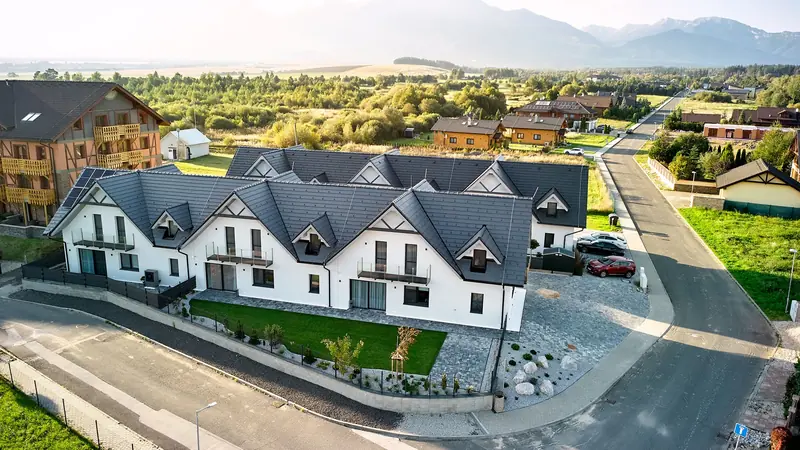 Chaty Tatra Green z výšky, v pozadí Vysoké Tatry
