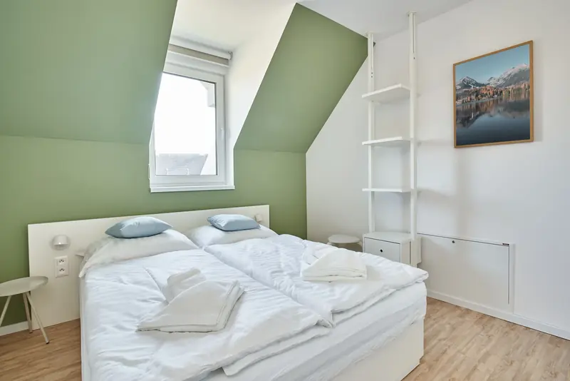 Ložnice s dvoulůžkem a regály
