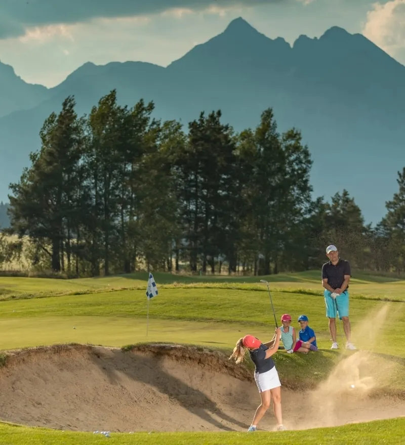 Golfové ihrisko Black Stork vo Veľkej Lomnici s Tatrami v pozadí